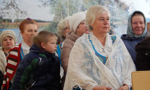 Волонтеры движения «Милосердие» выступили перед жителями деревни Плотинка Борского района