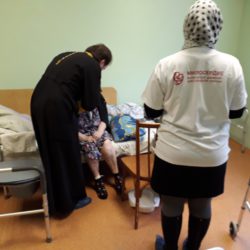 Волонтеры помогли исповедоваться и причаститься пожилым людям в больнице 34