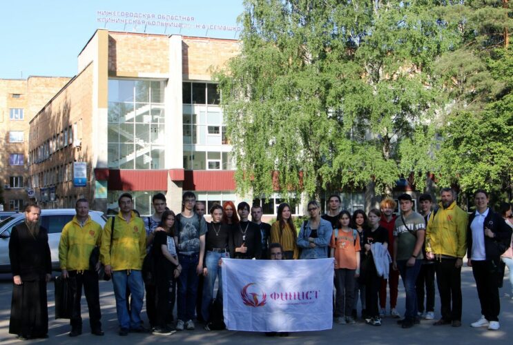 Уборка в сквере около больницы
