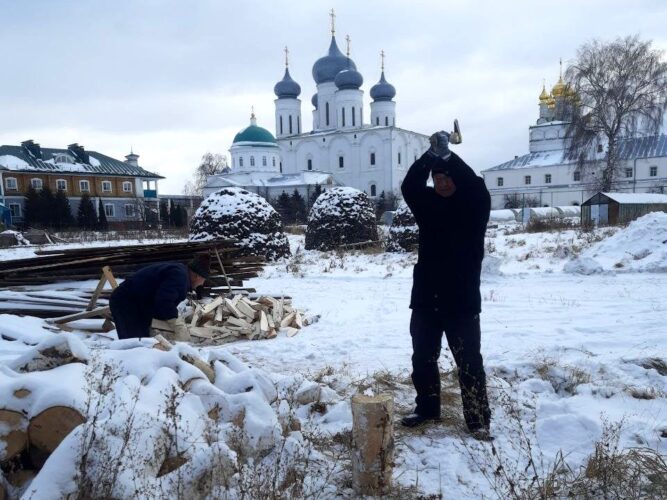 Заготовка дров в монастыре