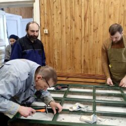 Подготовка окон в монастыре
