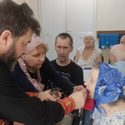 Причастие пожилых пациентов в больнице