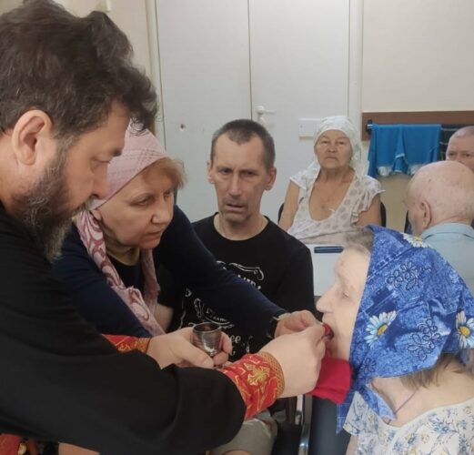 Причастие пожилых пациентов в больнице