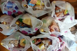 Собираем продукты для подопечных семей: консервы, конфеты, печенье