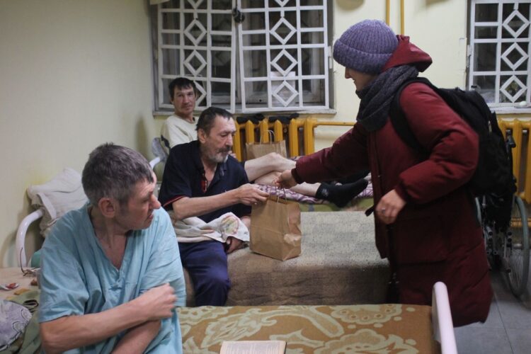 Поздравление бездомных людей с Рождеством Христовым