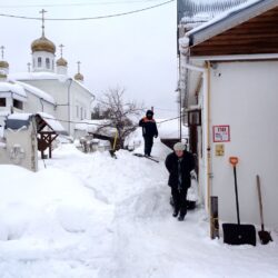 И снова борьба со снегом в монастыре