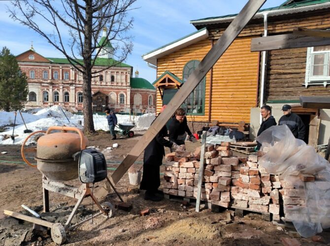 В монастыре всем дела найдутся